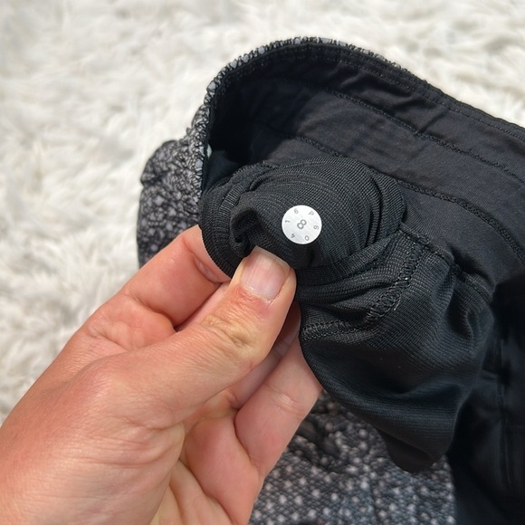 Lululemon Hotty Hot Short Long (Reflective) (4" ) Frozen Fizz Reflective Silver - Picture 4 of 7